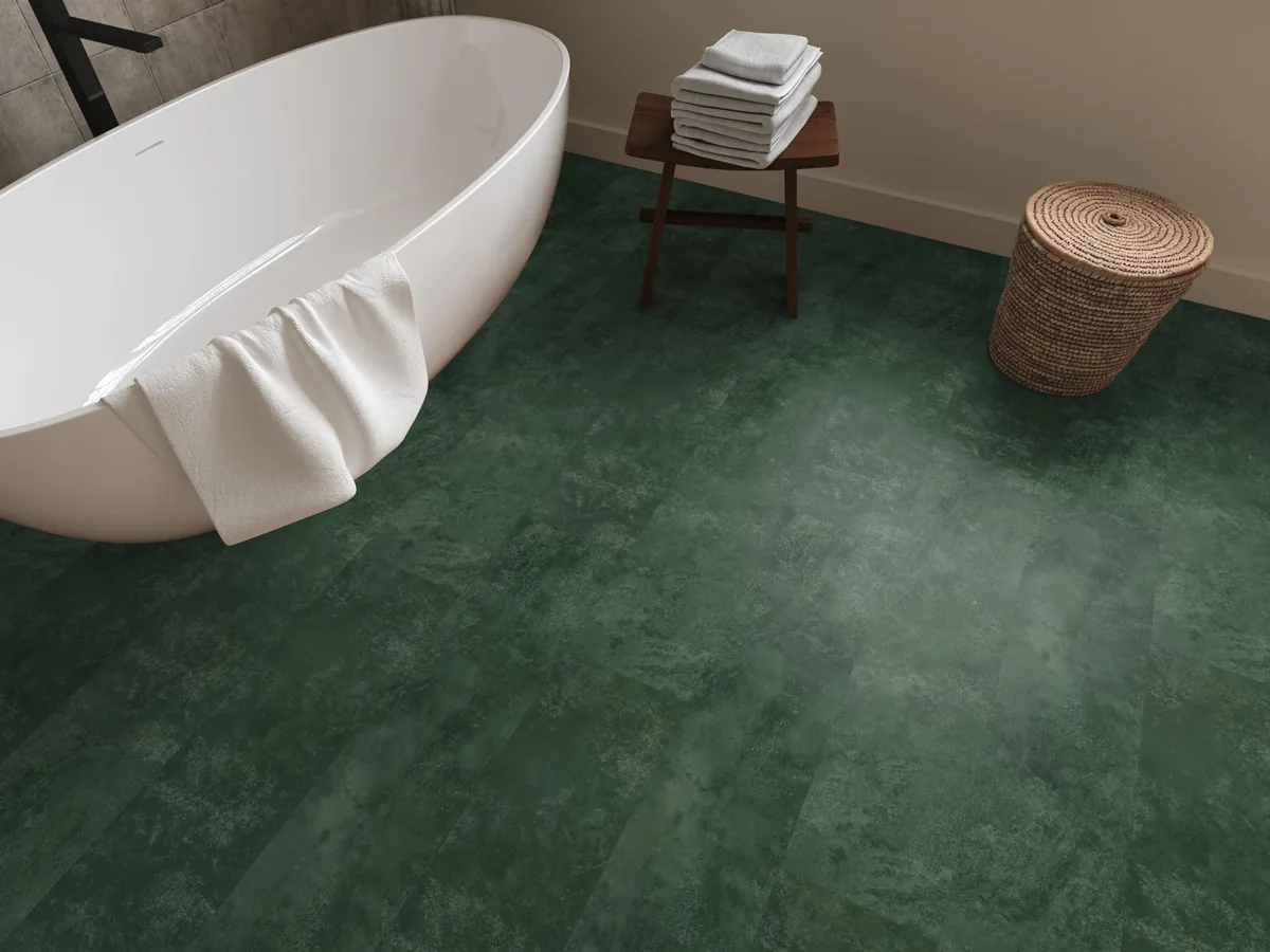 Finsbury / Viretto Dark green, plak pvc in een badkamer, met een vrijstaand bad en een rieten wasmand