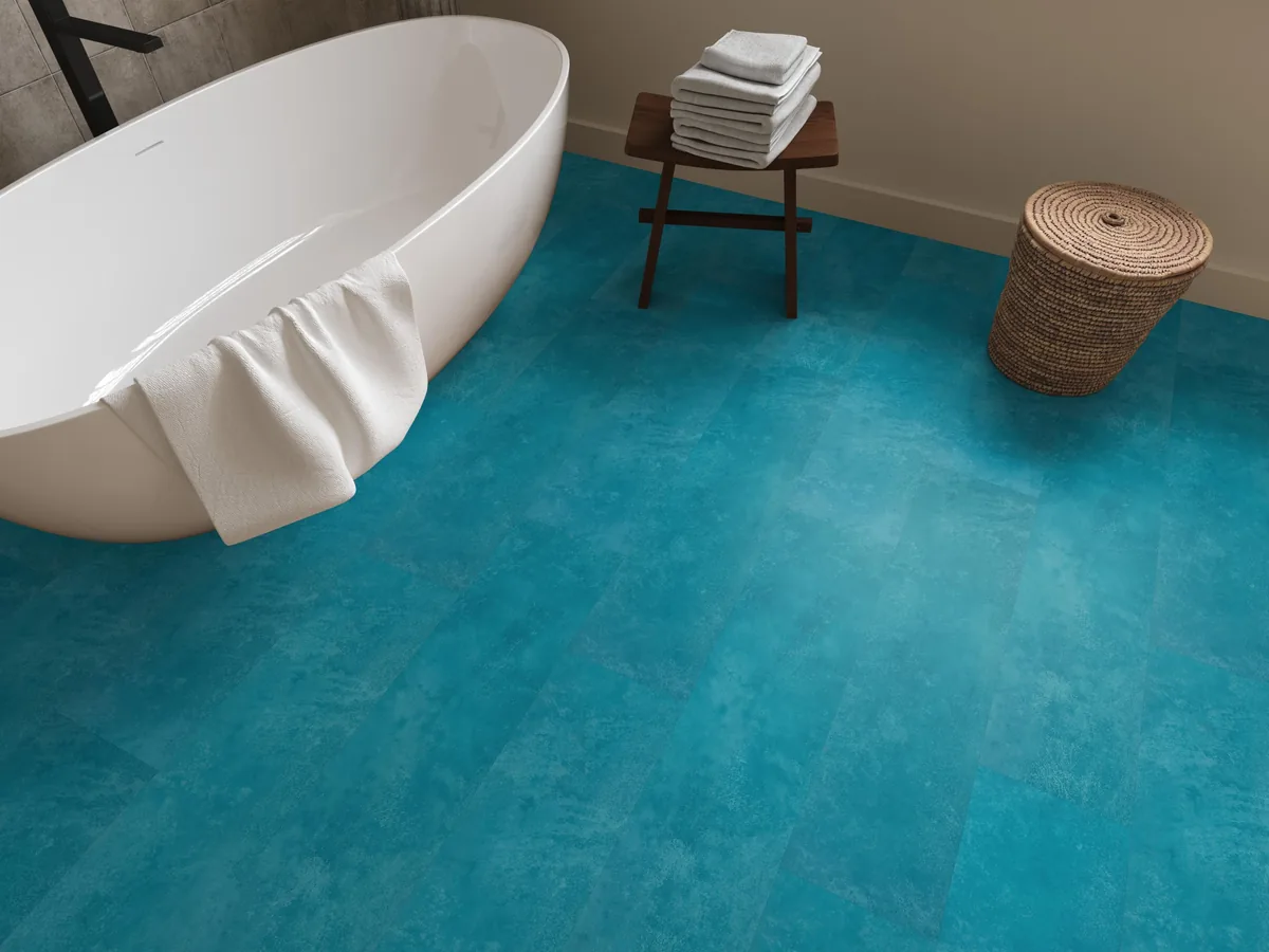 Finsbury / Viretto Blue, plak pvc in een badkamer, met een vrijstaand bad en een rieten wasmand