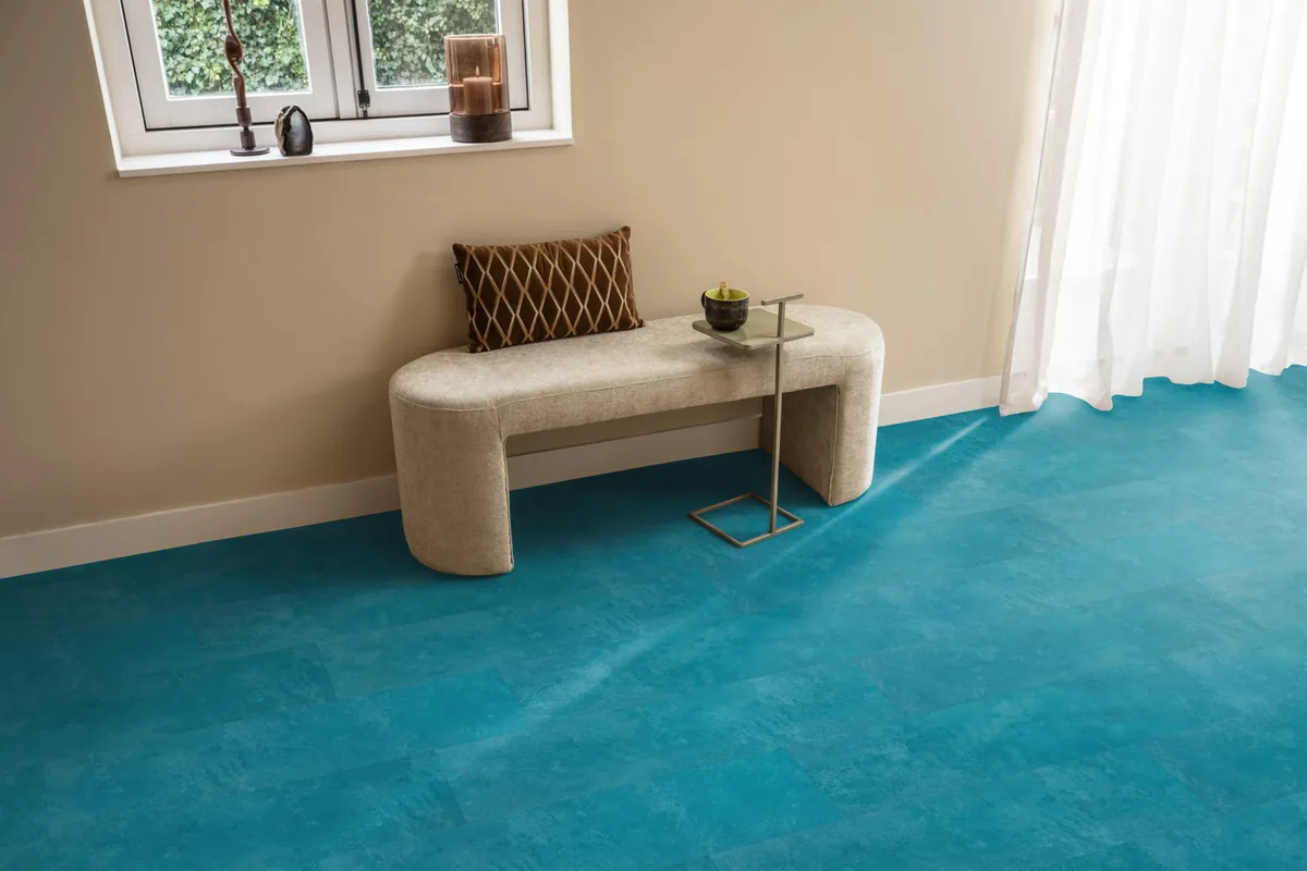 Finsbury / Viretto Blue, plak pvc in een hal, met een bankje onder het raam en zonlicht over de vloer