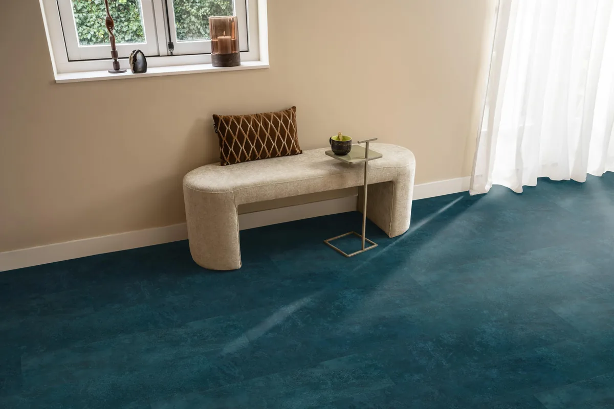 Finsbury / Viretto Dark blue, plak pvc in een hal, met een bankje onder het raam en zonlicht over de vloer