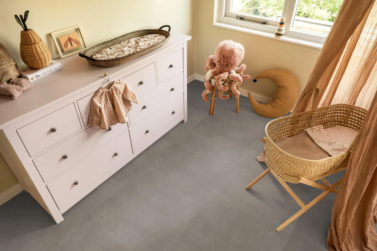 Peckham / Baroso taupe, klik pvc in een babykamer, met een witte commode en een rieten wieg