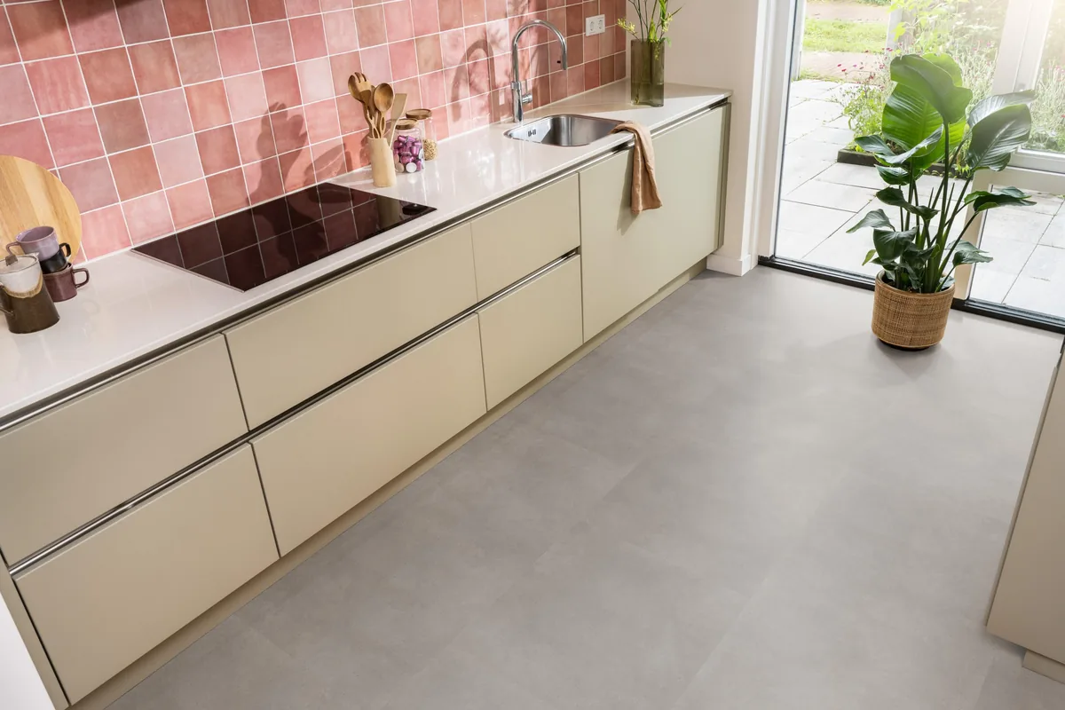 Peckham / Baroso taupe, klik pvc in een keuken met een roze tegelwand en openslaande tuindeuren