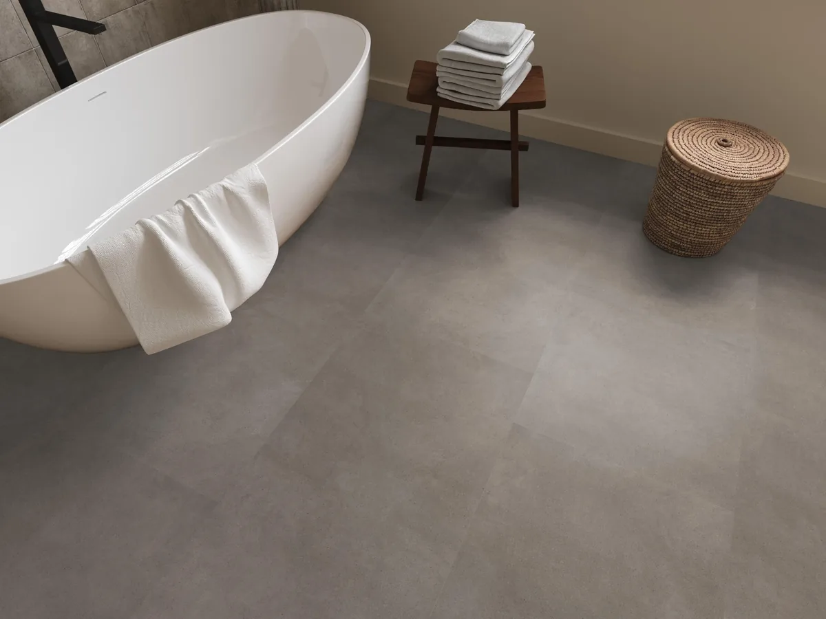 Peckham / Baroso taupe, klik pvc in een badkamer, met een vrijstaand bad en een rieten wasmand