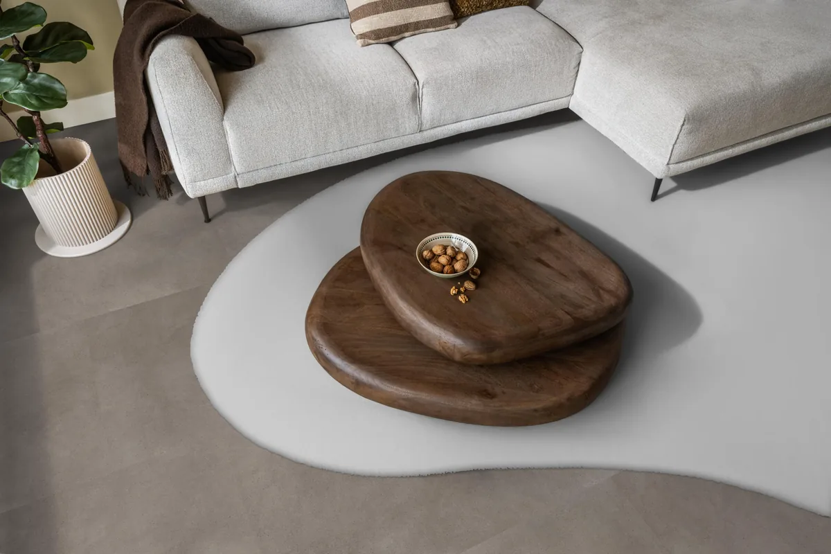 Peckham / Baroso taupe, klik pvc in een woonkamer, met een lichte hoekbank en een wit vloerkleed