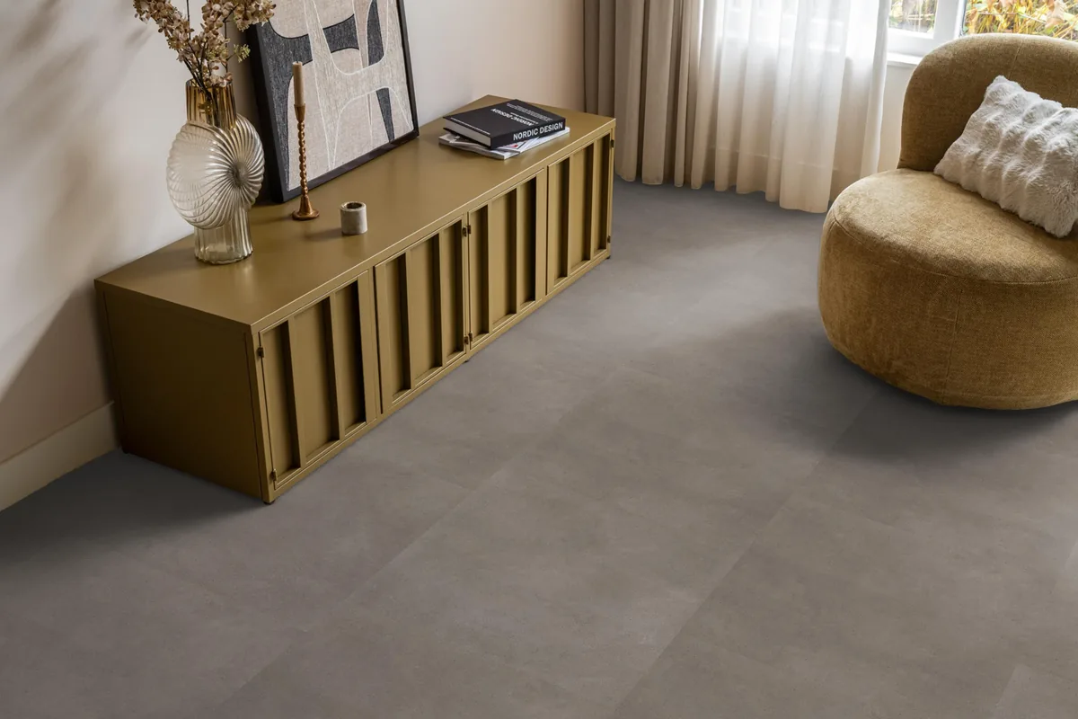 Peckham / Baroso taupe, klik pvc in een woonkamer, met een okergeel dressoir en een ronde fauteuil