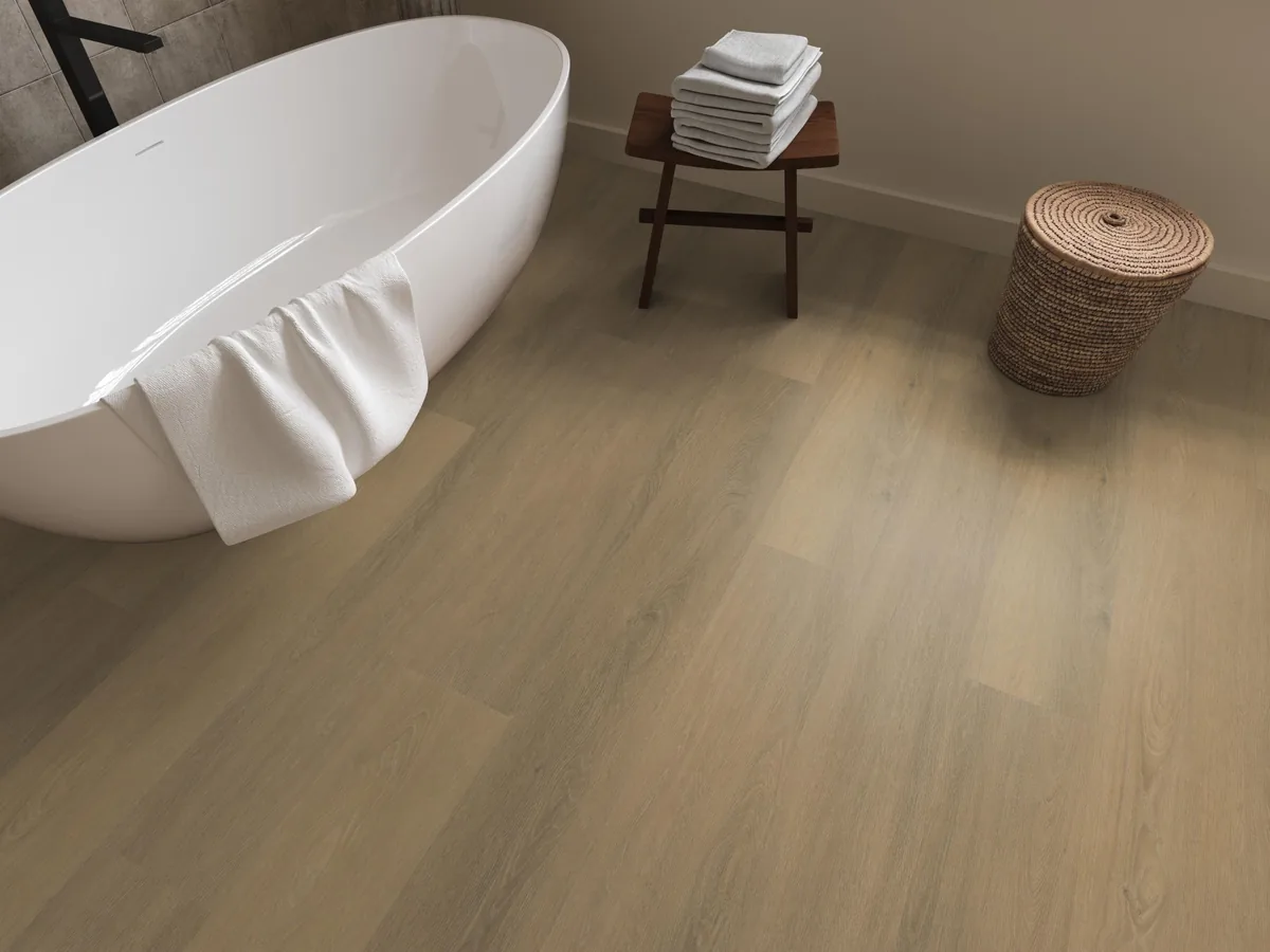 Sutton / Viranto Warm natural, klik pvc in een badkamer, met een vrijstaand bad en een rieten wasmand
