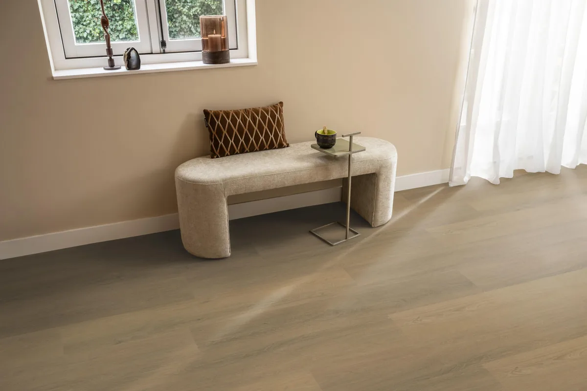 Sutton / Viranto Warm natural, klik pvc in een hal, met een bankje onder het raam en zonlicht over de vloer