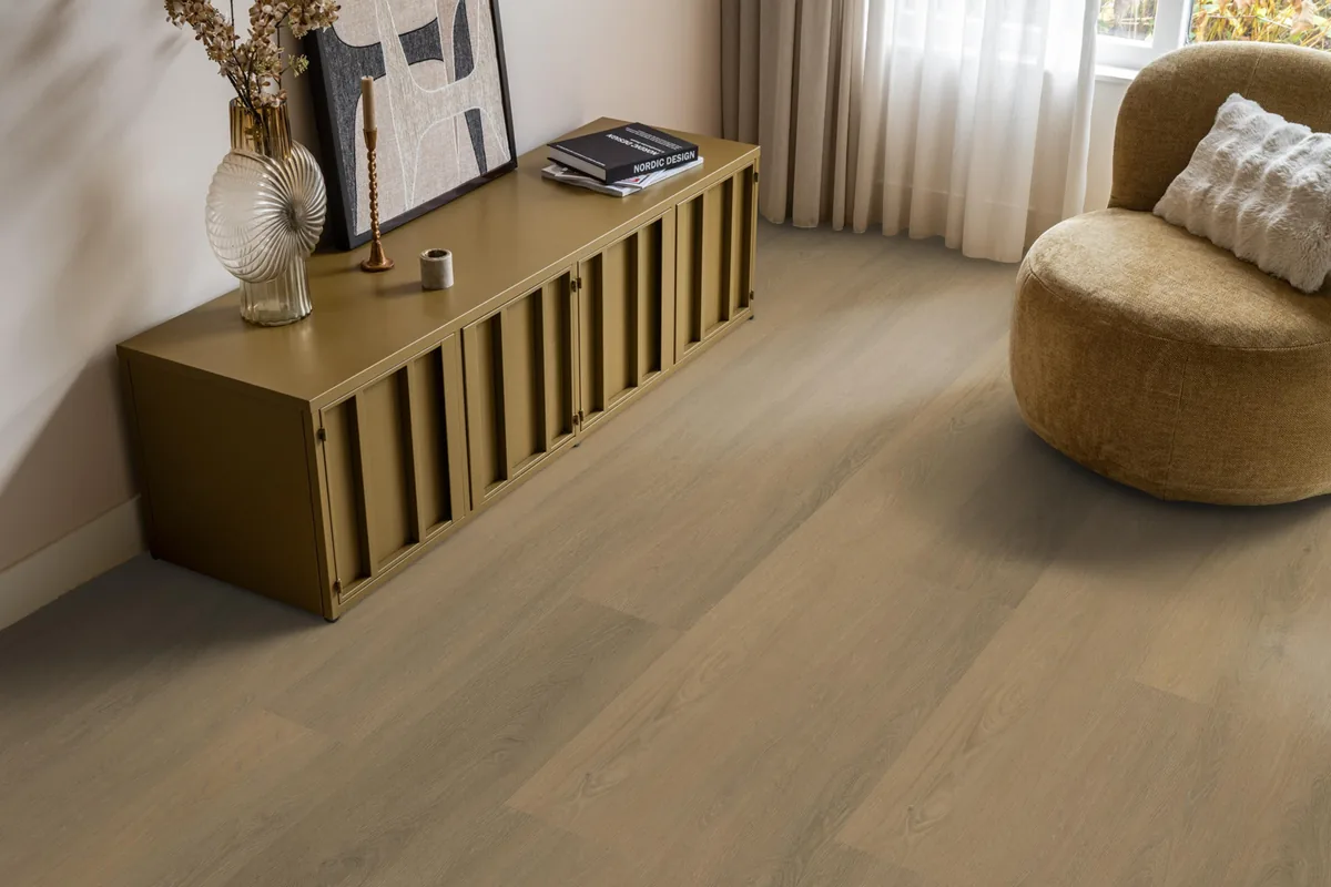 Sutton / Viranto Warm natural, klik pvc in een woonkamer, met een okergeel dressoir en een ronde fauteuil