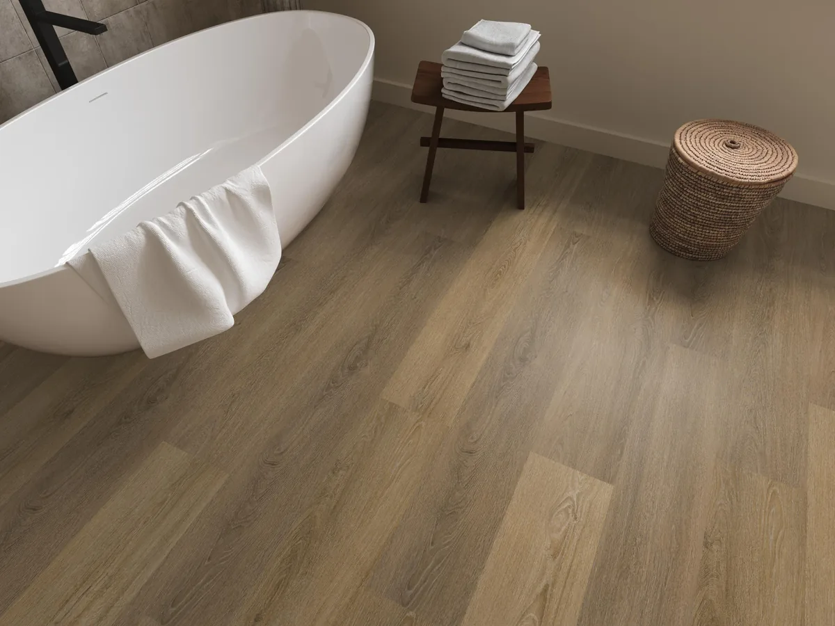 Sutton / Viranto Light brown, klik pvc in een badkamer, met een vrijstaand bad en een rieten wasmand