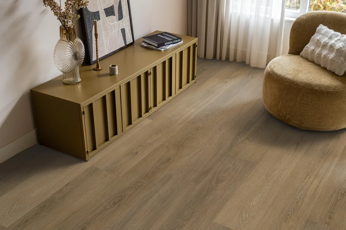 Sutton / Viranto Light brown, klik pvc in een woonkamer, met een okergeel dressoir en een ronde fauteuil