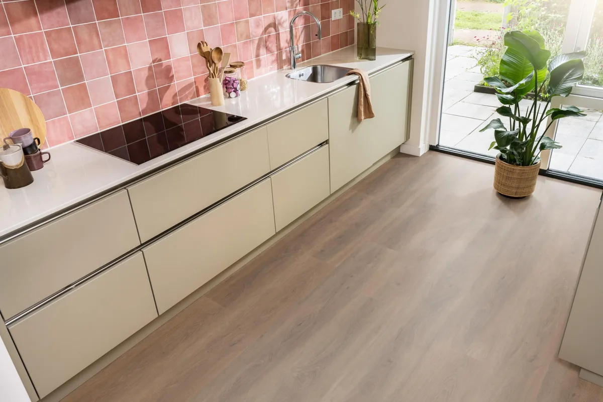 Parramatta / Robusto warm brown, plak pvc in een keuken met een roze tegelwand en openslaande tuindeuren