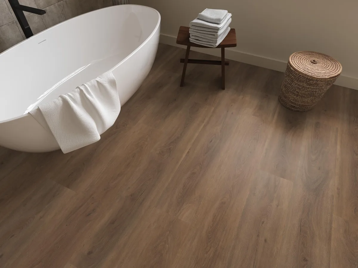 Parramatta / Robusto warm brown, plak pvc in een badkamer, met een vrijstaand bad en een rieten wasmand
