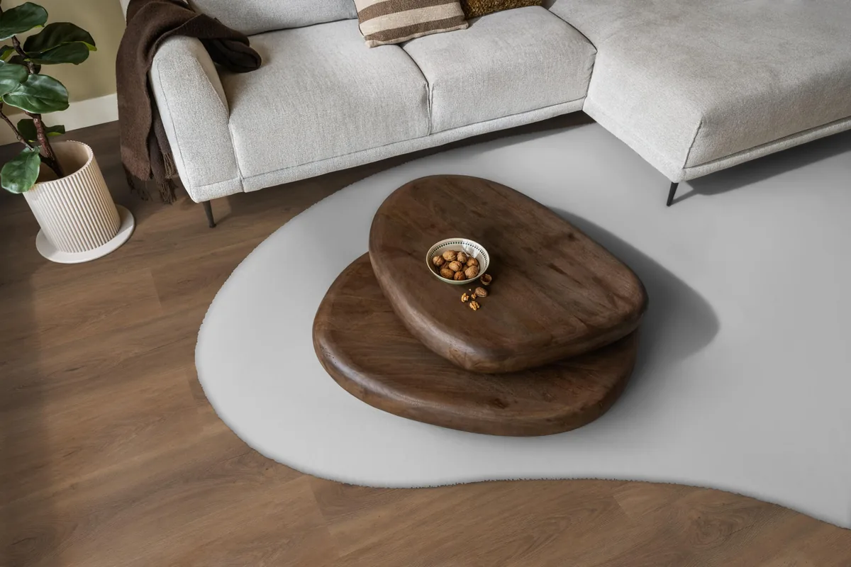 Parramatta / Robusto warm brown, plak pvc in een woonkamer, met een lichte hoekbank en een wit vloerkleed