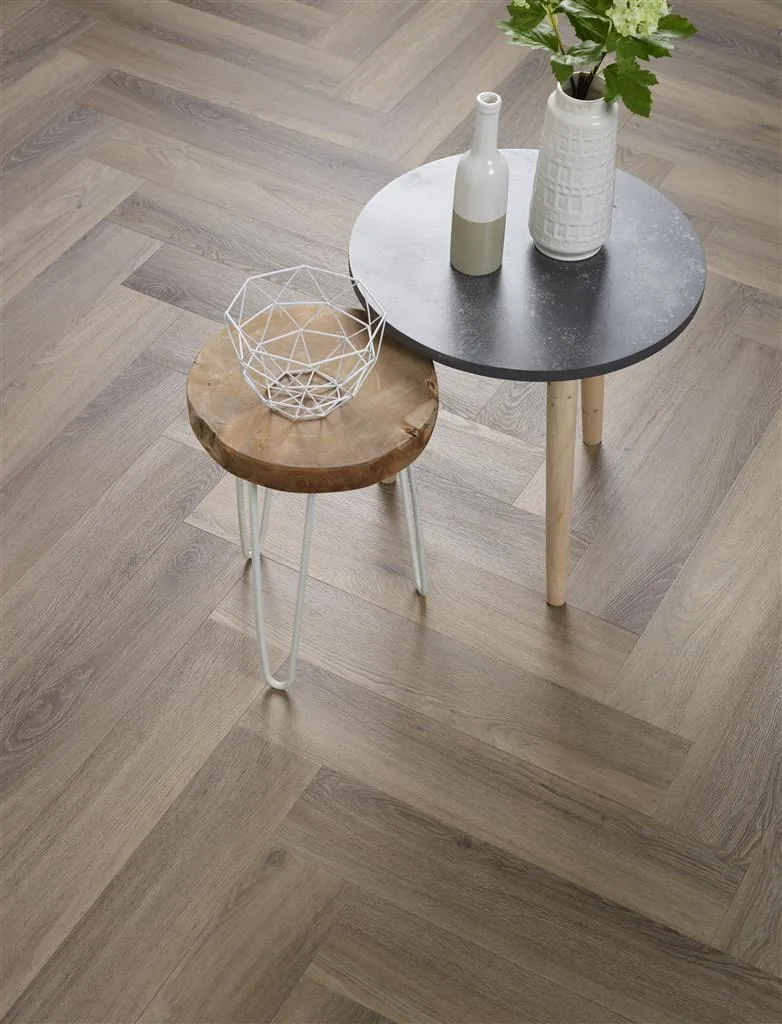 YUP / Spigato light brown, visgraat plak pvc in visgraatverband gelegd, recht van boven gezien