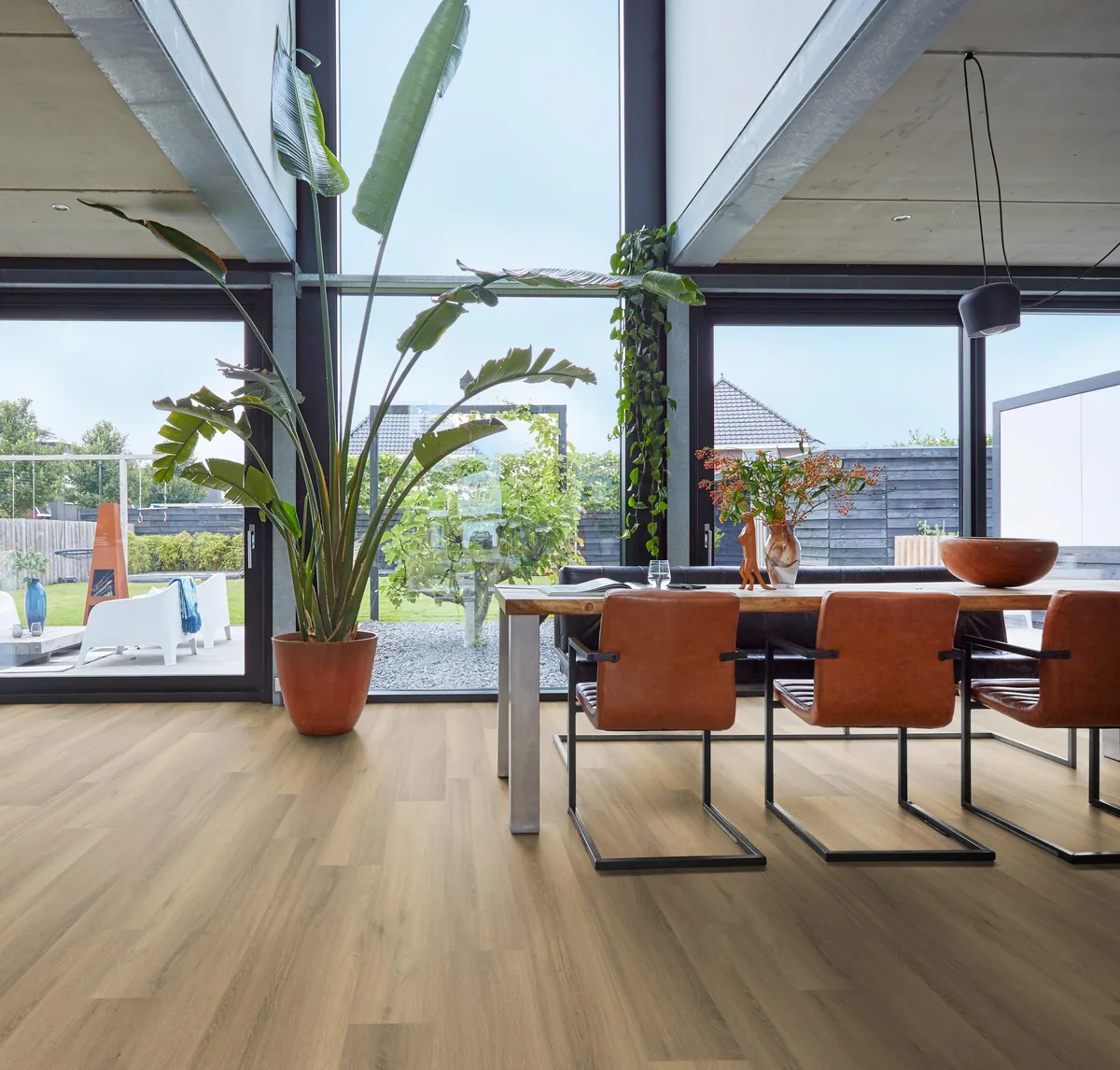 Paddington / Avanto Natural, plak pvc in een slaapkamer onder een schuin dak, met een houten bedombouw en sloffen ervoor