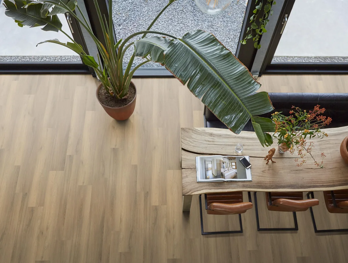 Paddington / Avanto Natural, plak pvc in een woonkamer, met een ronde marmeren salontafel en twee kaarsen