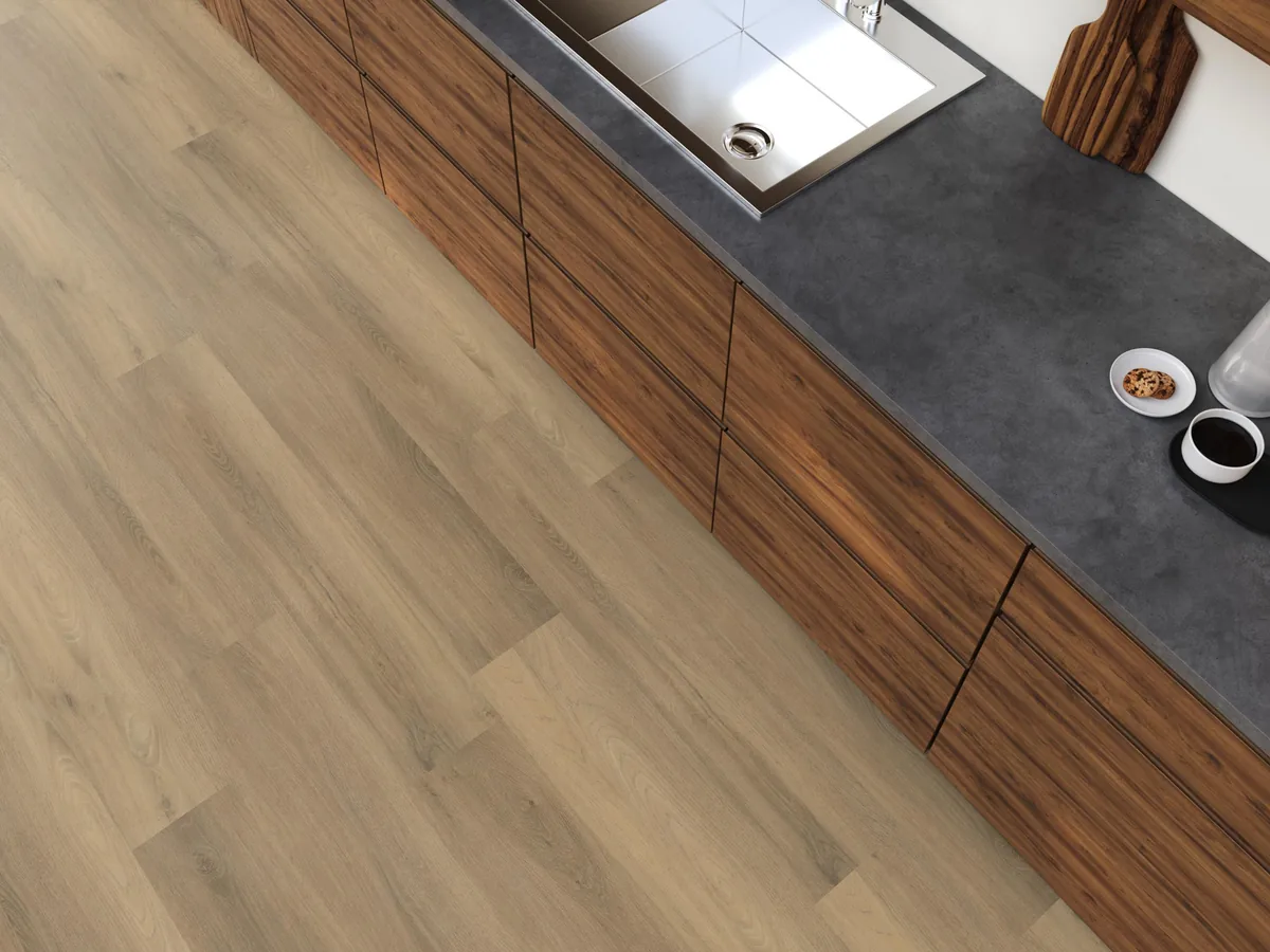 Paddington / Avanto Natural, plak pvc in een keuken met een roze tegelwand en openslaande tuindeuren