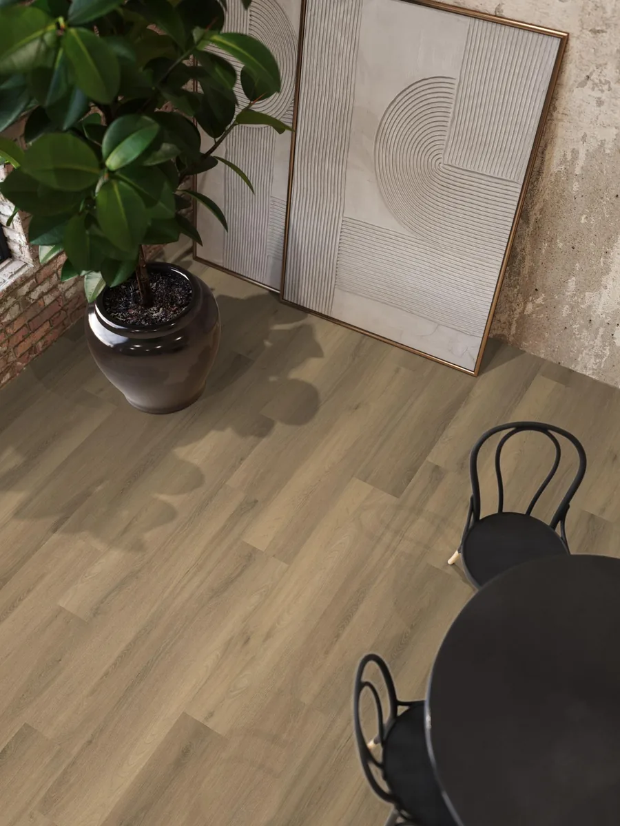Paddington / Avanto Natural, plak pvc in een woonkamer, met een beige bank en een ronde bijzettafel met bloemen