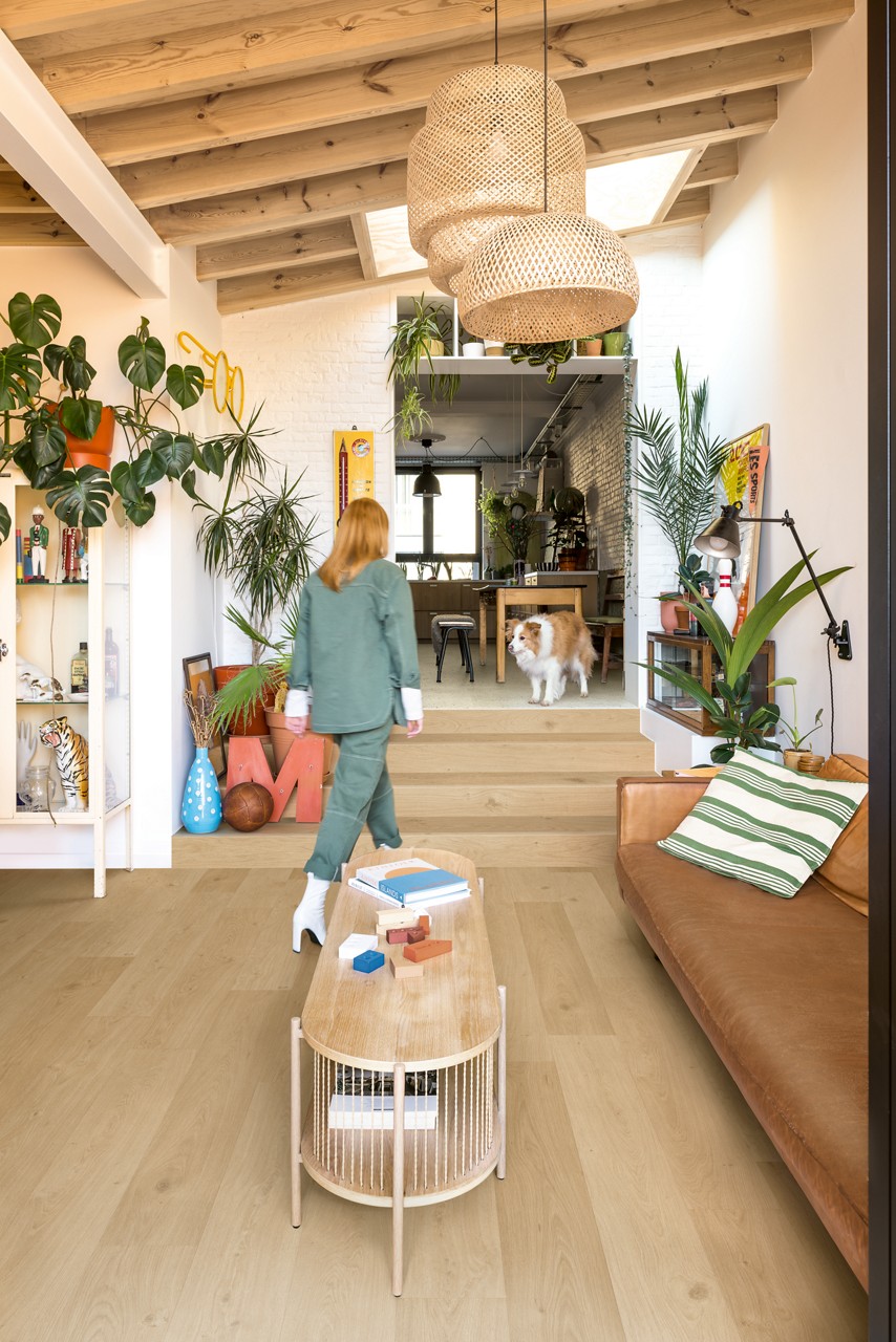 Interieurfoto bij Quick-Step Kusteik beige AVSPT40321: interieur met houten plankdecor en een aangrenzende tegelvloer.