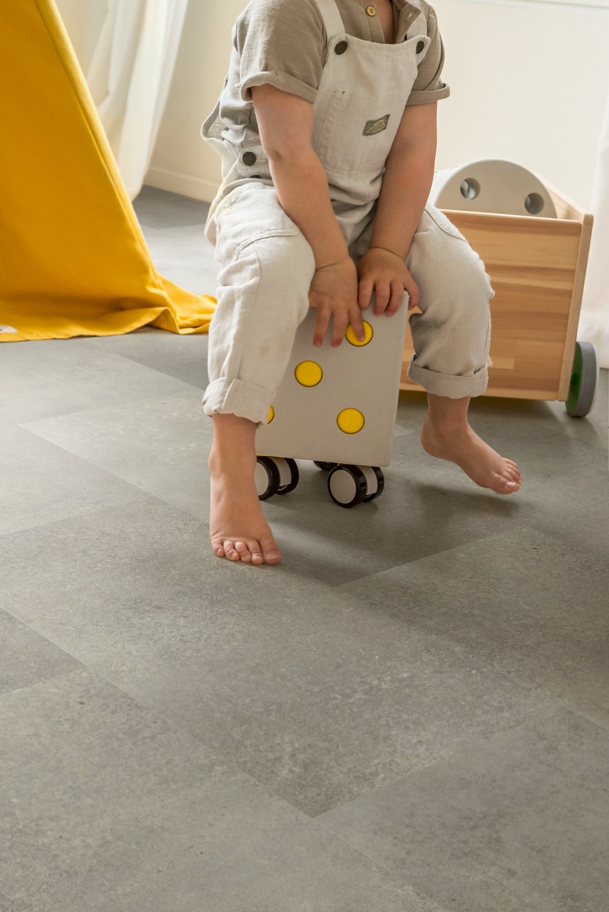 Quick-Step Oro AVSTU40234 Betonrots – PVC – interieurfoto 11