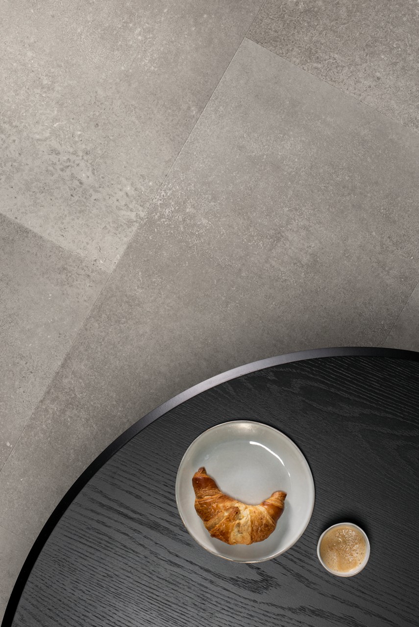 Quick-Step Oro AVSTU40234 Betonrots – PVC – interieurfoto 2