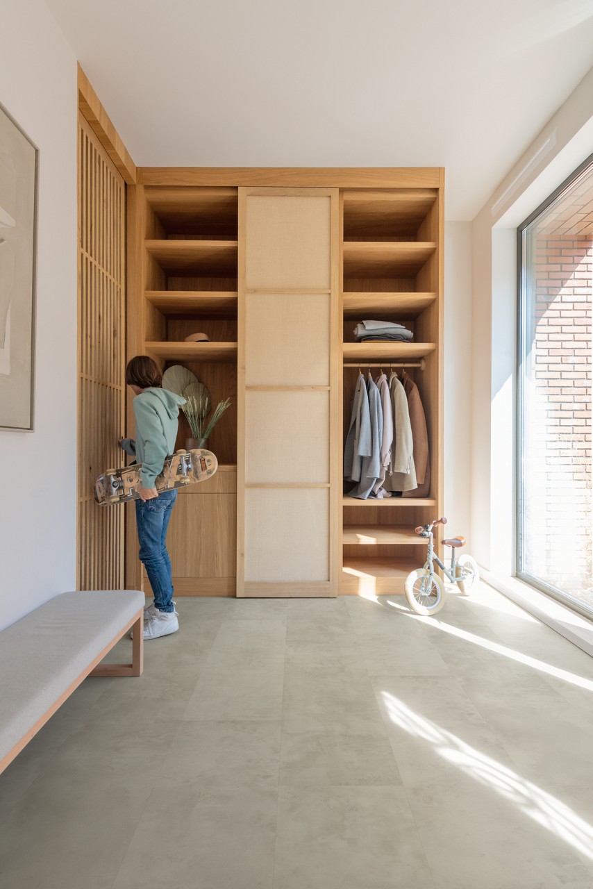 Quick-Step Muse MUS5488 Grijs beton – laminaat – interieurfoto 1