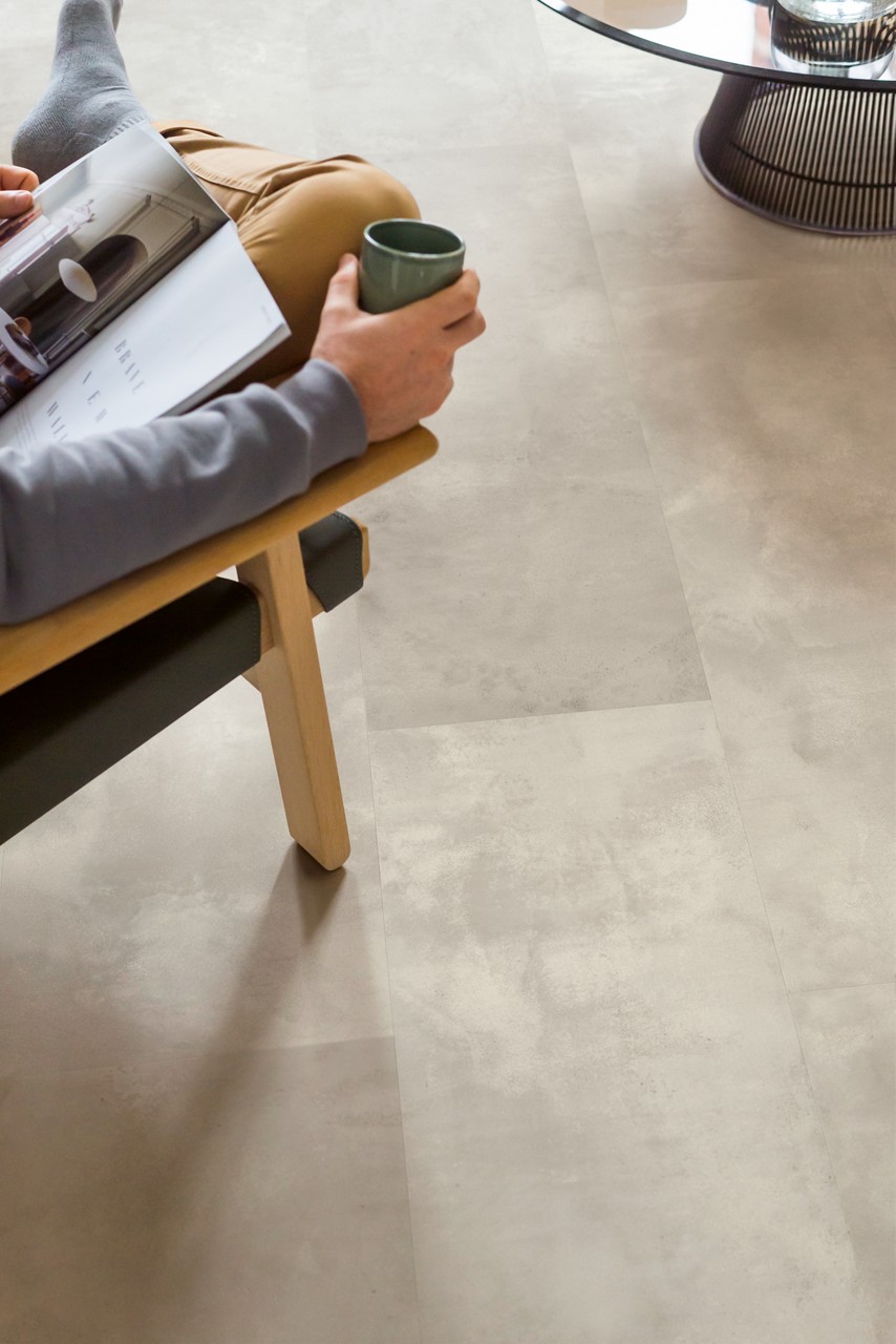 Quick-Step Muse MUS5491 Gevlekt beton – laminaat – interieurfoto 1