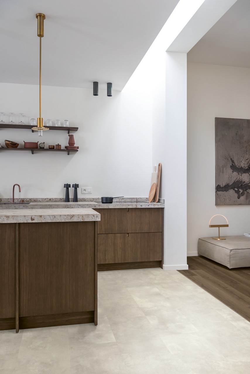 Interieurfoto bij Quick-Step Gevlekt beton MUS5491: lichte tegelvloer in een keuken.