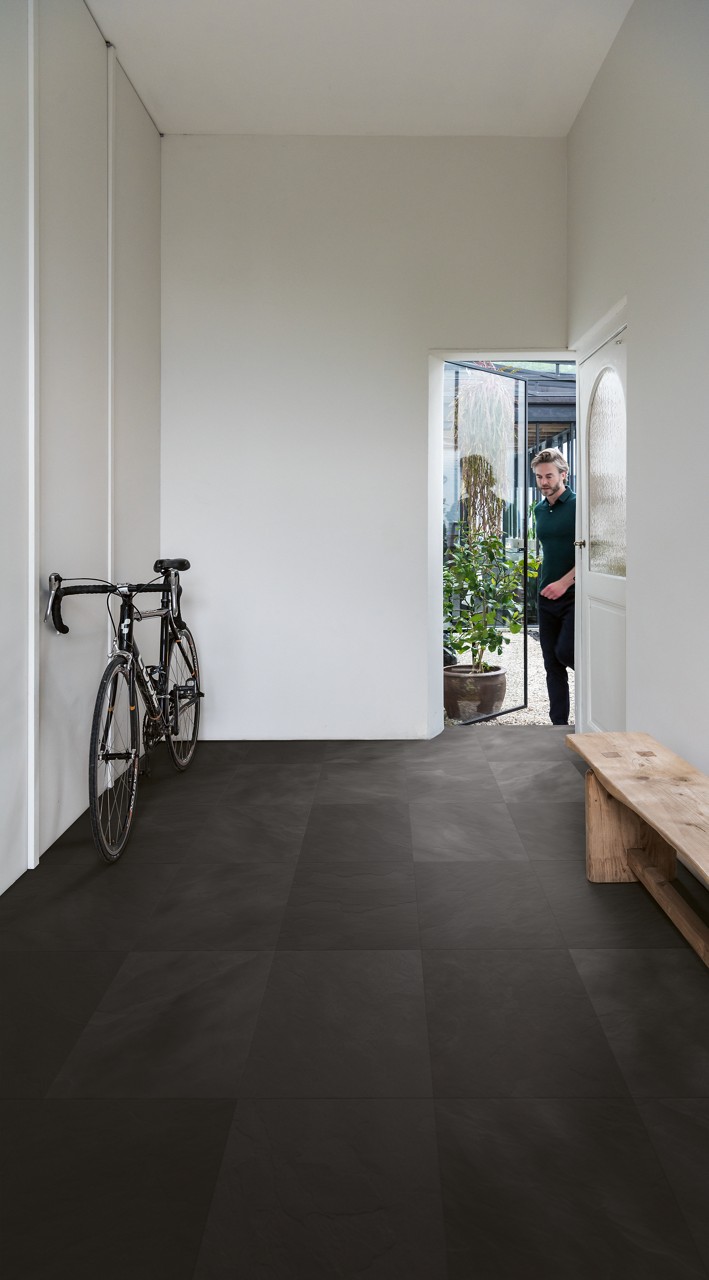 Quick-Step Muse MUS5492 Zwarte leisteen – laminaat – interieurfoto 1