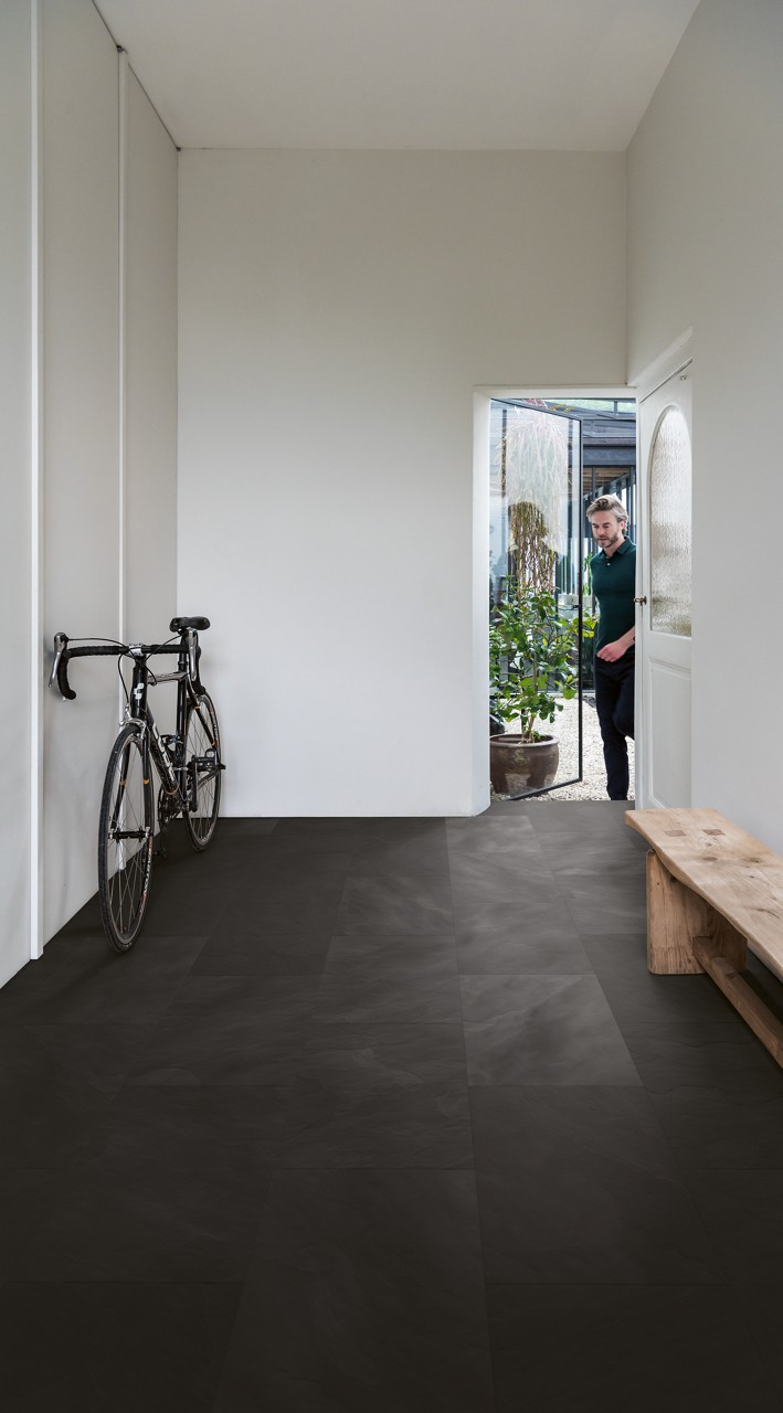 Quick-Step Muse MUS5492 Zwarte leisteen – laminaat – interieurfoto 1